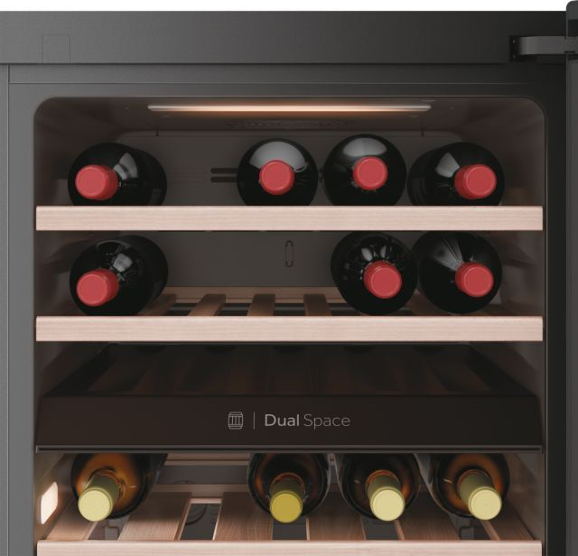 Weinkühlschrank gefüllt mit Flaschen Rotwein.