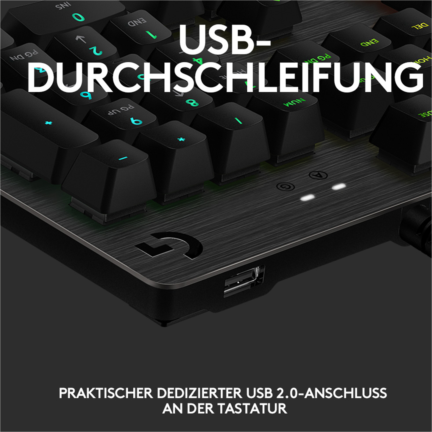 Nahaufnahme einer schwarzen Tastatur mit USB-Anschluss, weißer Text USB-Durchschleifung.