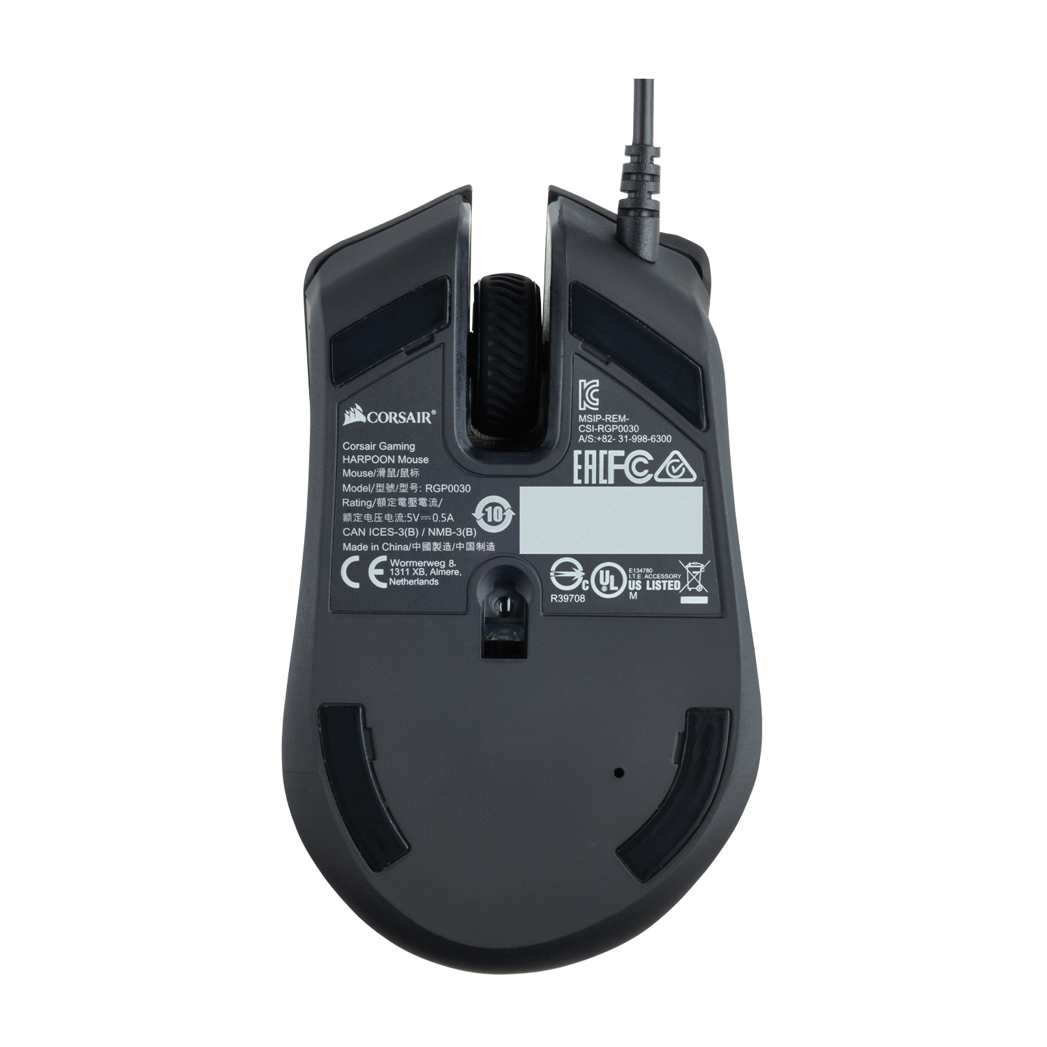 Un mouse da gaming Corsair nero, vista inferiore, con informazioni sul modello e impugnature in gomma.