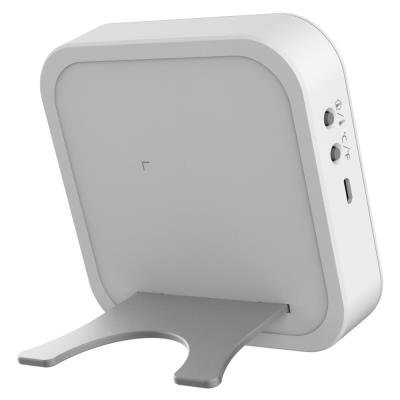 Fehér okos otthoni eszköz állvánnyal. Gombok és USB port van az oldalán.