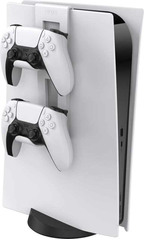 Fehér Playstation 5 és két fehér kontroller. A kontrollerek fali tartón lógnak.