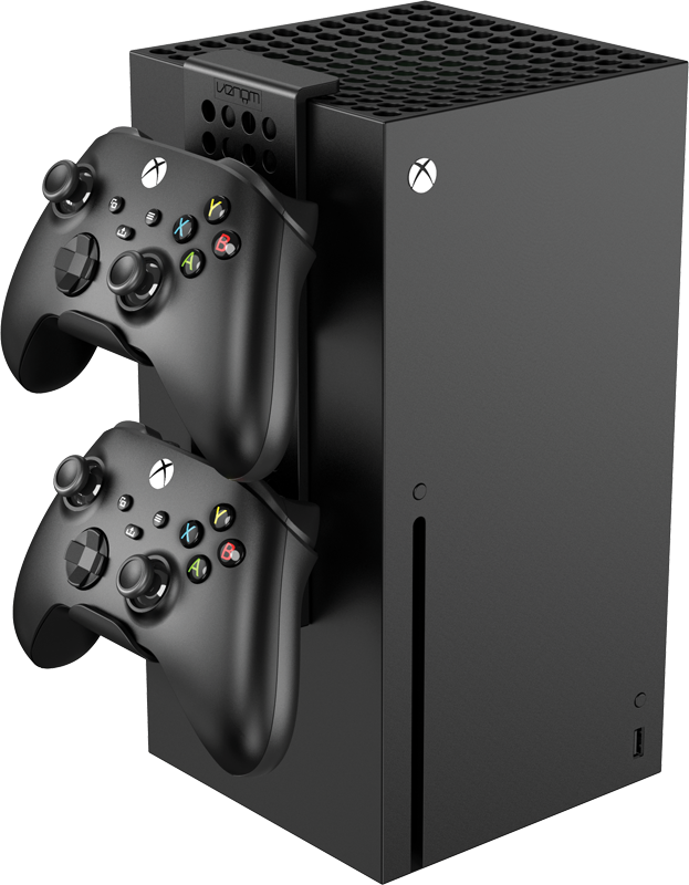 Fekete Xbox Series X konzol két fekete játékvezérlővel egy töltőállomáson. Fekete háttér.