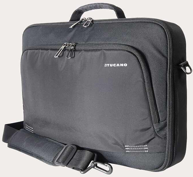 Fekete laptop táska vállpánttal és fogantyúval, fehér háttér előtt.