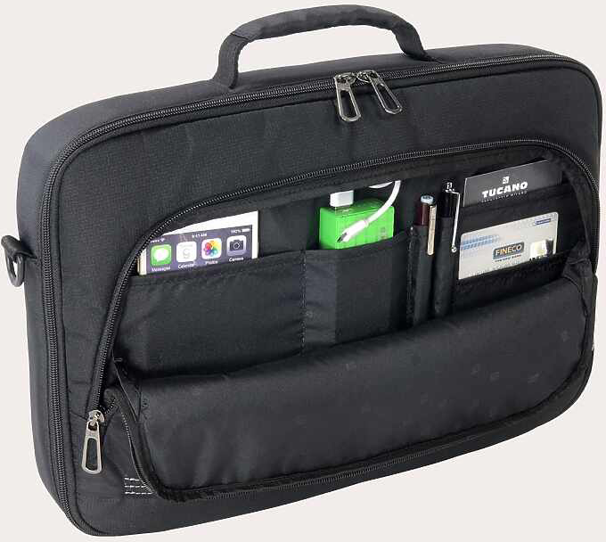 Fekete laptop táska nyitva, rekeszekkel és benne lévő tárgyakkal.