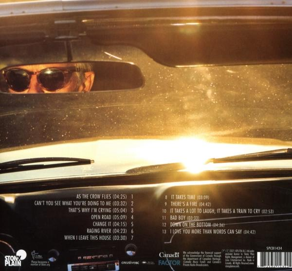 Albumcover mit Person mit Sonnenbrille, Titelliste und Innenausstattung eines Autos.