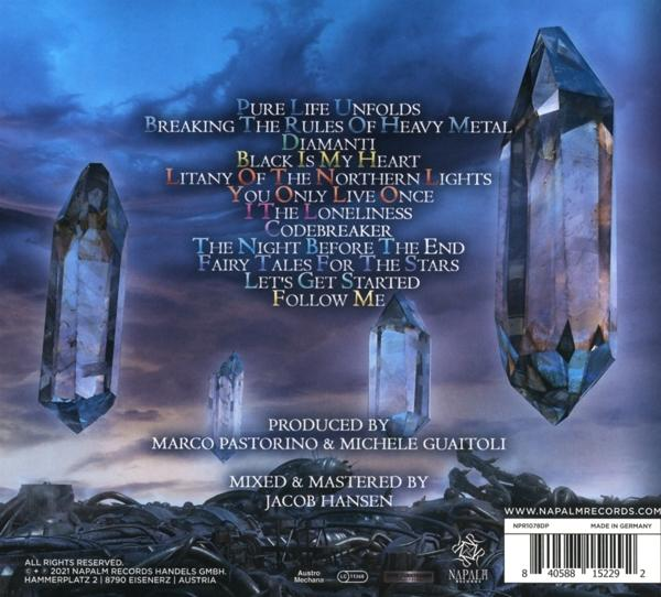 CD-Cover mit Text, Kristallen und einem lilafarbenen Himmel. Das Album heißt 'LITANY'.
