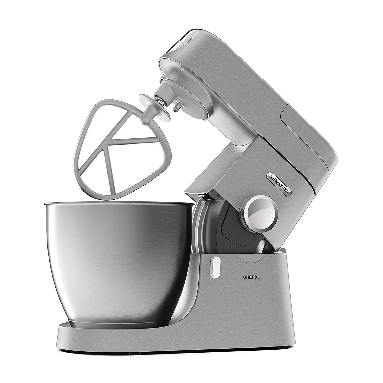 Una planetaria Kenwood Chef XL argento con ciotola in acciaio inox e gancio a K su sfondo bianco.