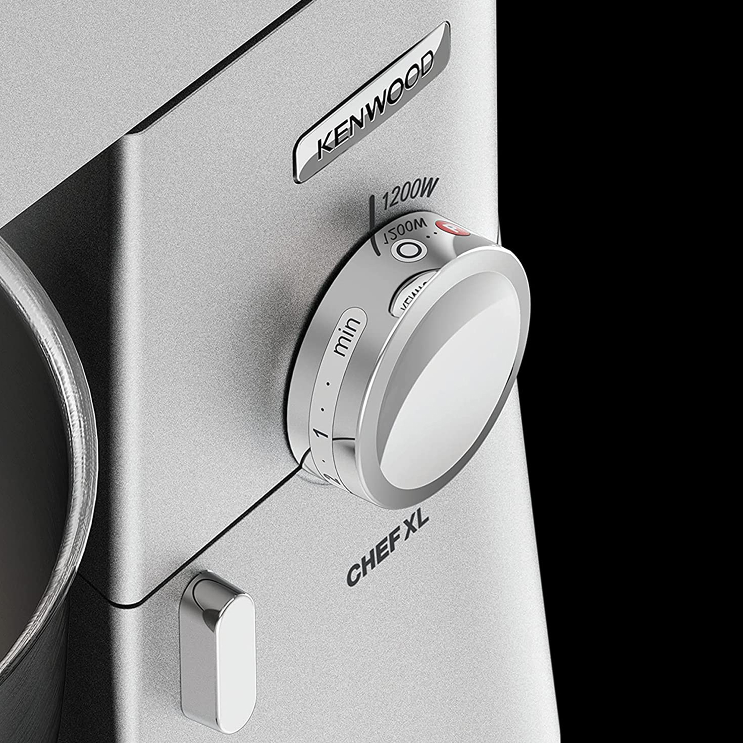 Primo piano della manopola rotonda di controllo della velocità su un robot da cucina Kenwood Chef XL argento.