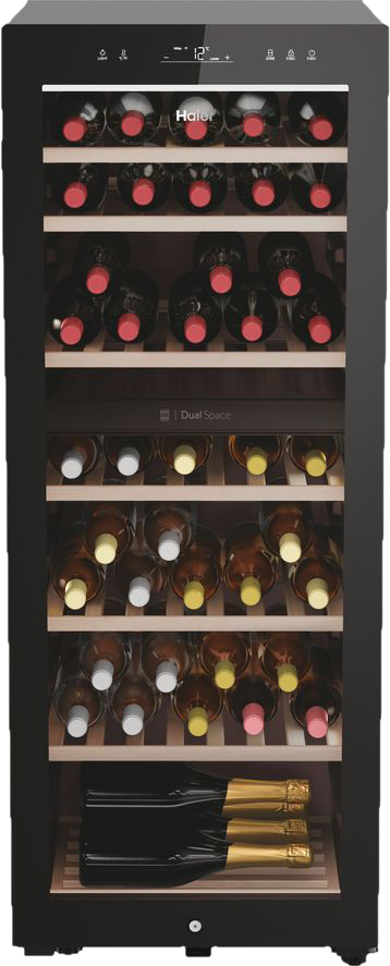 Una cantinetta con bottiglie di vino rosso e bianco. La cantinetta è nera.