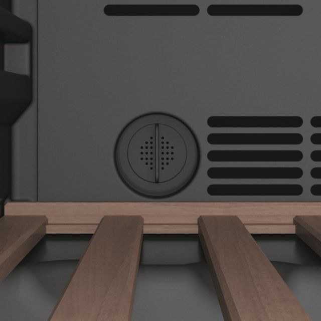 Primo piano dell'interno di un frigorifero. Ripiani in legno, una presa d'aria rotonda e il pannello posteriore.