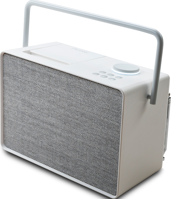 Radio portable blanche et rectangulaire avec poignée. Il a une grille de haut-parleur, des boutons de commande et un cadran.