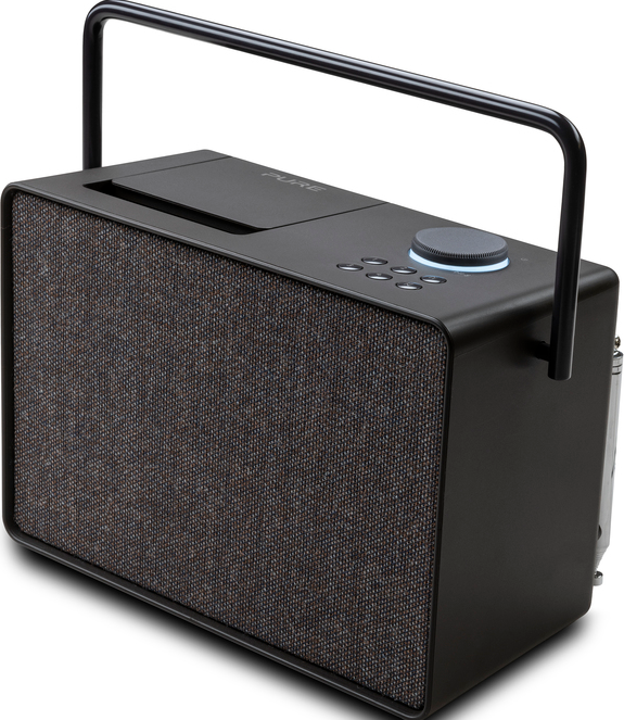 Une radio PURE noire avec une poignée. Elle a des boutons et un cadran sur le dessus, et un haut-parleur.