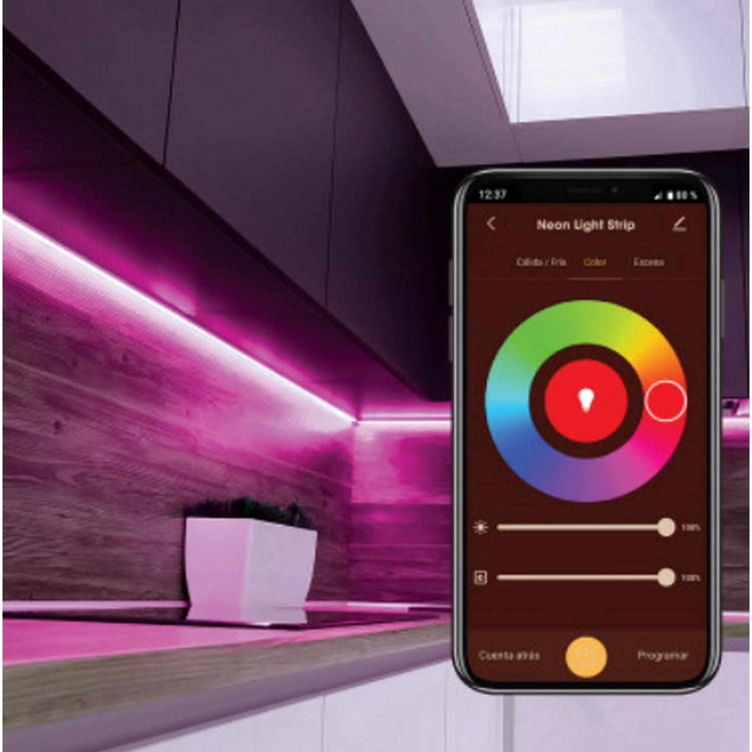 Smartphone mostrando app control de color de tira de luz neón, en encimera.