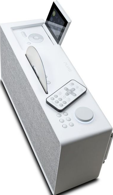 Weißes Audiosystem mit CD-Schlitz, Bildschirm und Fernbedienung, Schrägschuss.