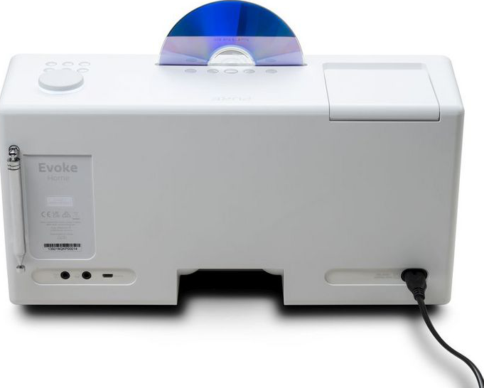 Ein weißes Radio mit eingelegter CD, leicht angewinkelt. Schwarzes Netzkabel ist hinten eingesteckt.