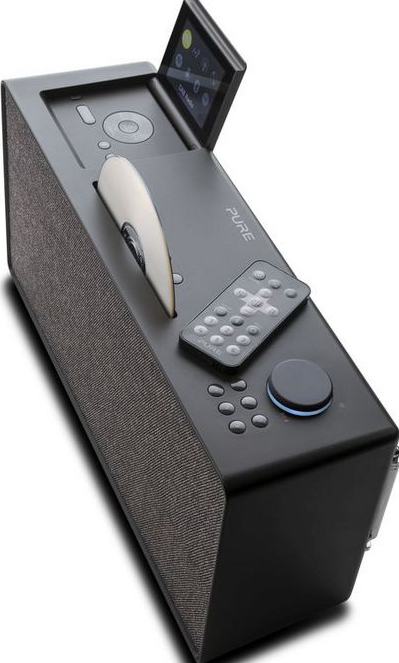 Appareil audio noir avec un CD et des boutons.