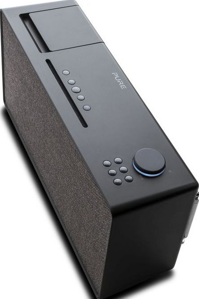 Appareil audio noir avec un côté en tissu gris et une fente pour CD.
