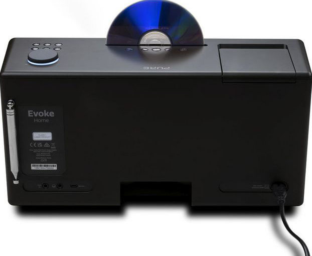 Radio noire avec fente pour CD, antenne et boutons. Un CD est inséré.