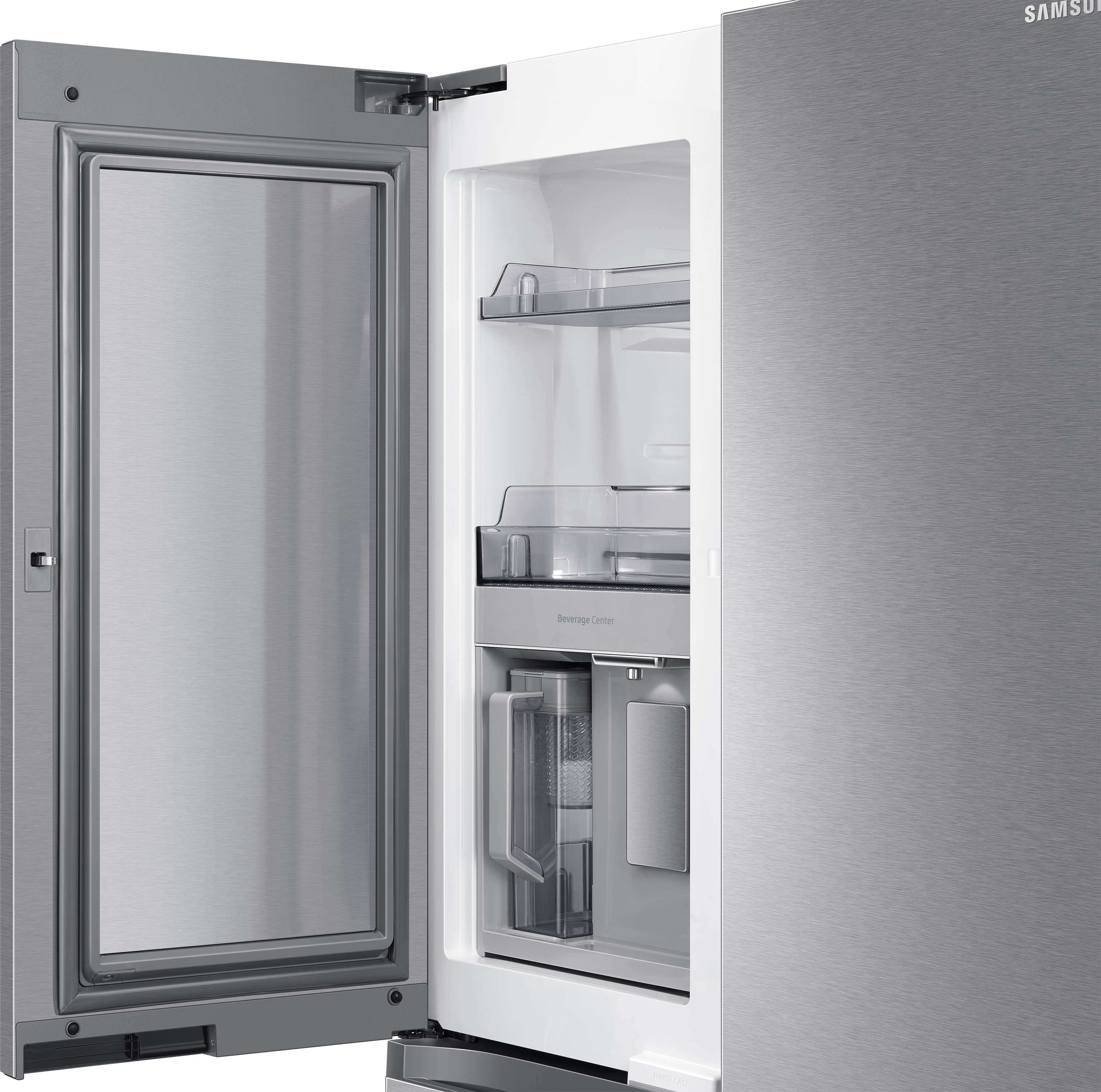 Ein Kühlschrank aus Edelstahl mit offener Tür, der Regale und ein Getränkecenter zeigt.