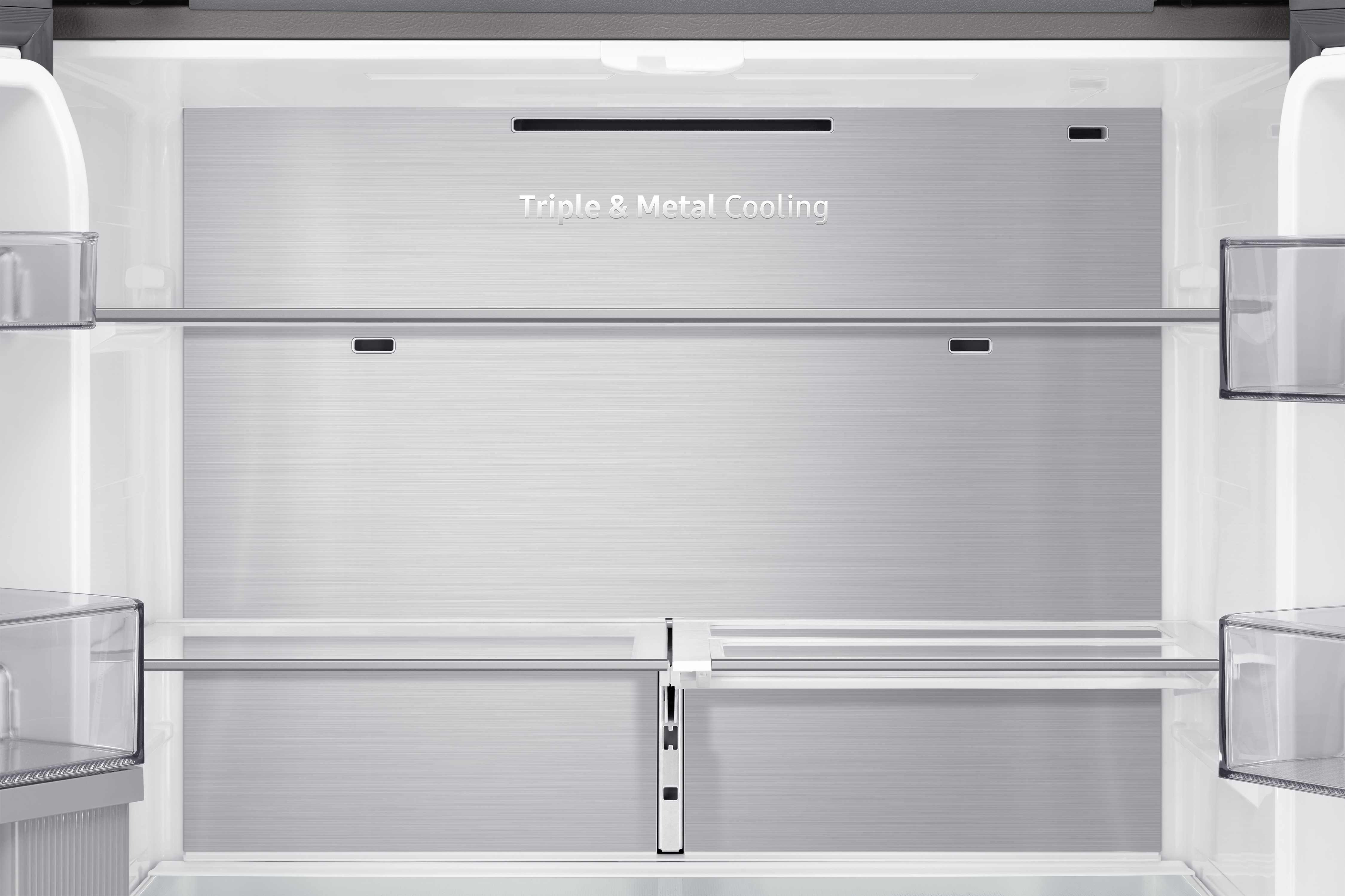 Innenraum eines Kühlschranks mit Regalen und dem Text 'Triple & Metal Cooling'.