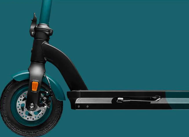 Nahaufnahme eines teal-farbenen und schwarzen Elektrorollers. Details umfassen das Rad, die Bremse, den Kotflügel und den Griff. Teal Hintergrund.