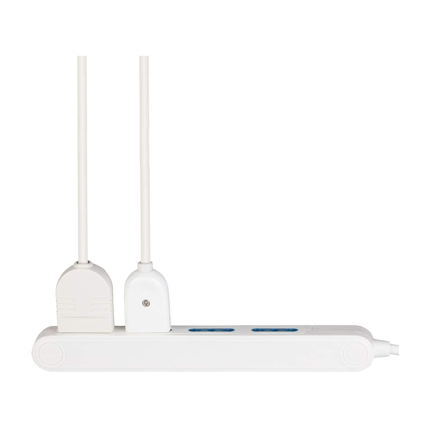 Presa multipla bianca con due spine inserite, su sfondo bianco.