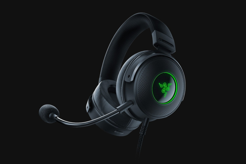 Zwarte gaming headset met groen logo en microfoon.