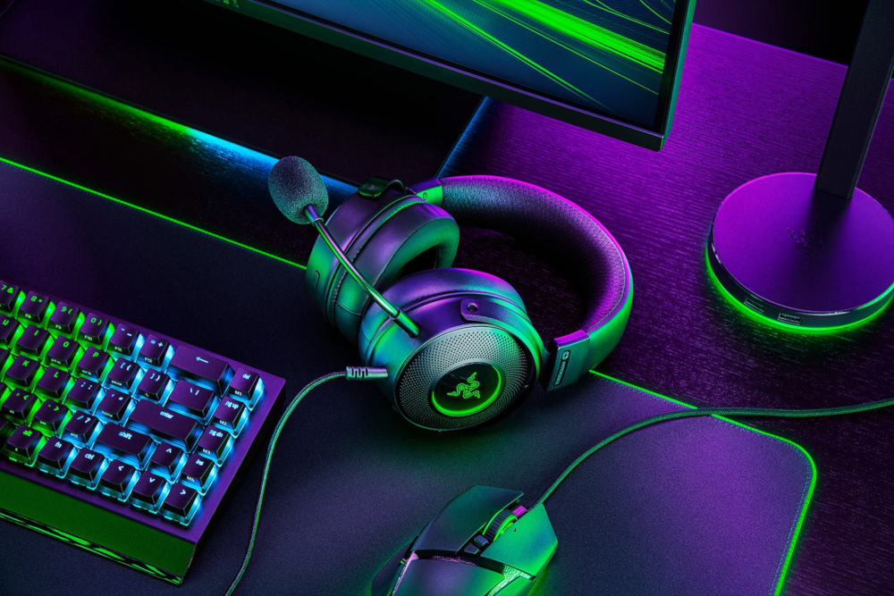 Headset met microfoon, toetsenbord en muis op een bureau.