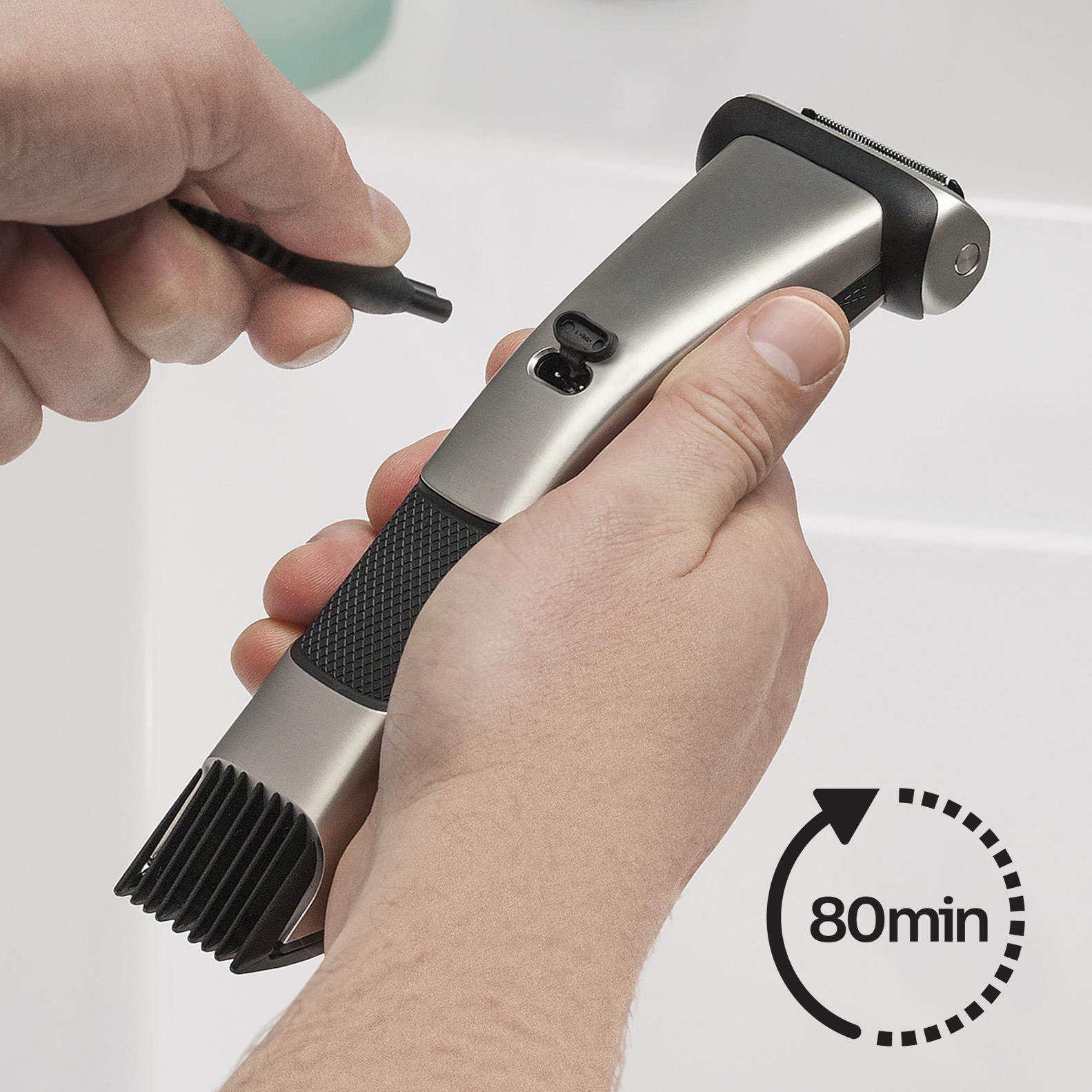 Person hält einen silber-schwarzen Trimmer mit Zubehör.