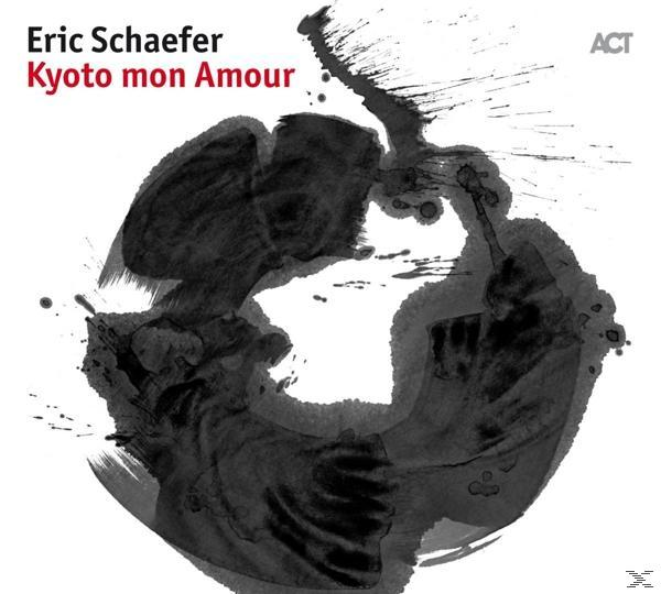 Albumcover mit schwarzen Tintenspritzern und einem kreisförmigen Design mit Text.