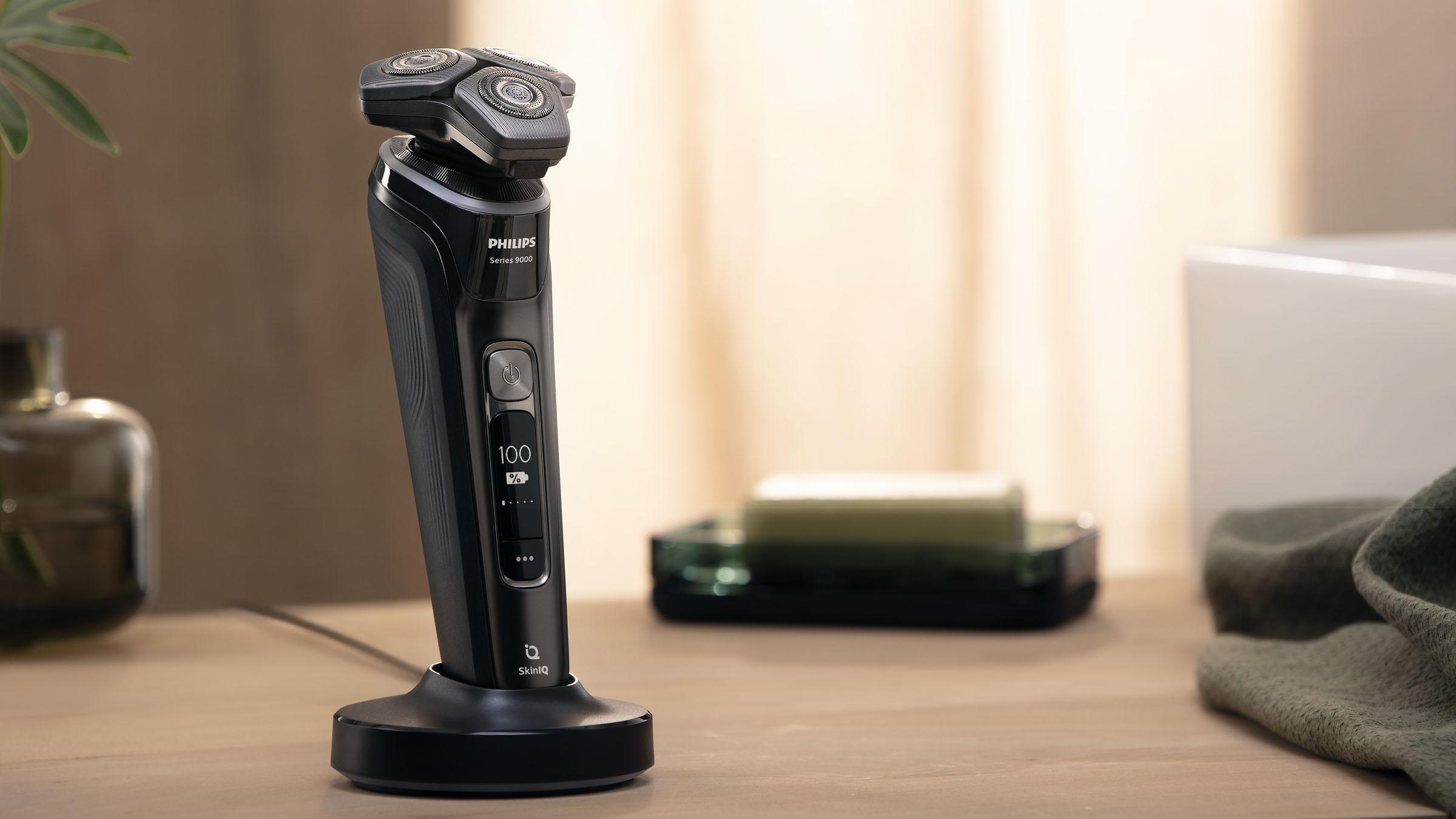 PHILIPS PHILIPS Shaver Series 9000 S9987/59 Elektrischer Nass- und Trockenrasierer mit SkinIQ Technologie, dunkles chrom Rasierer (Akkubetrieb, Dark chrome, Trocken & Nass, Drehend)