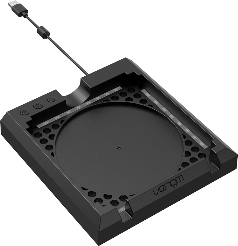 Fekete Venom Xbox Series X hűtőállvány csatlakoztatott USB kábellel, átlátszó háttérrel.