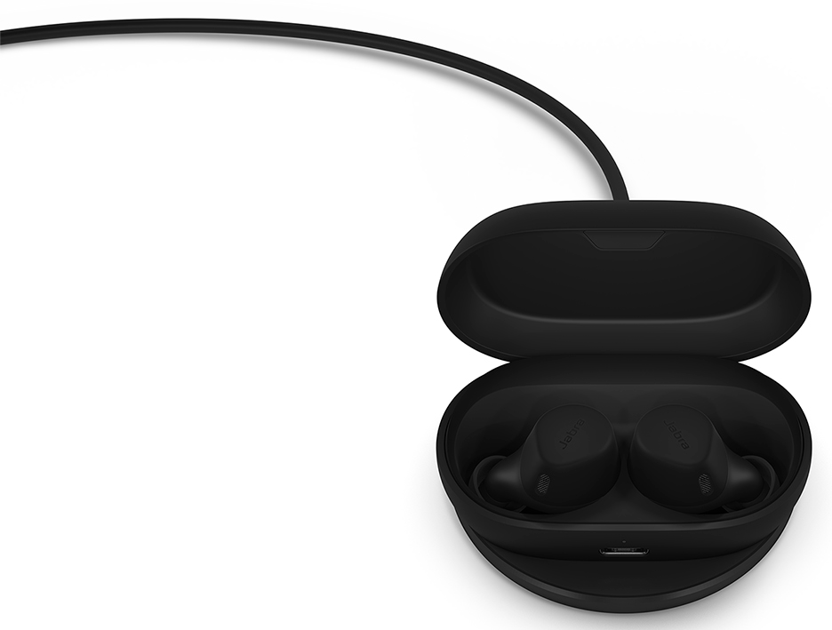 Zwarte oortelefoons in een oplaadcase, met een kabel eraan. De case staat op een wit oppervlak.