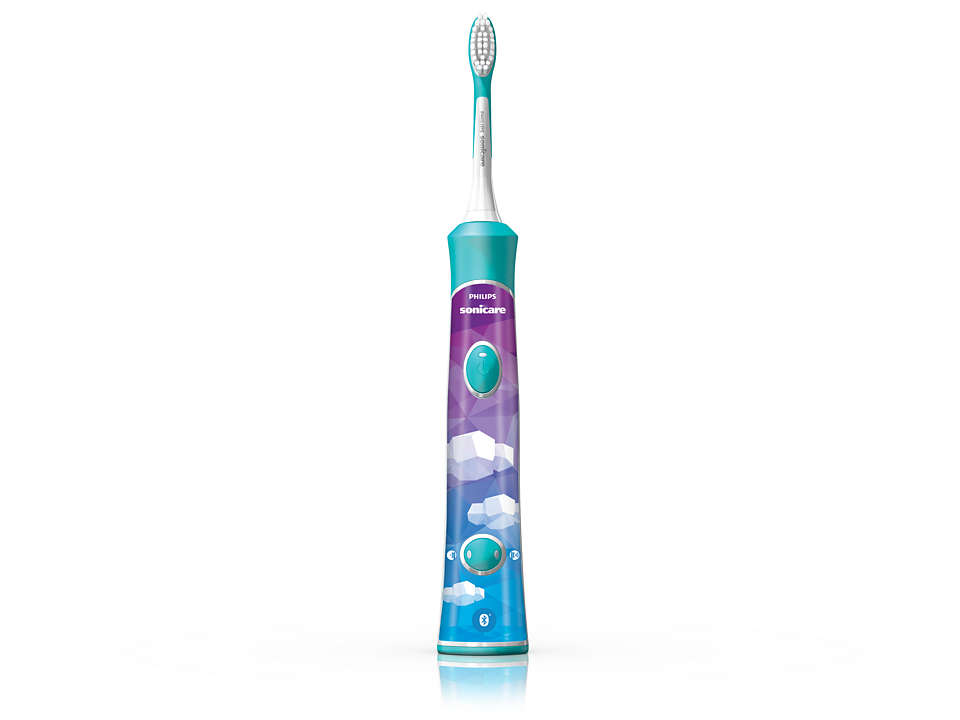 Une brosse à dents électrique bleue et blanche. La brosse a un motif de nuages.