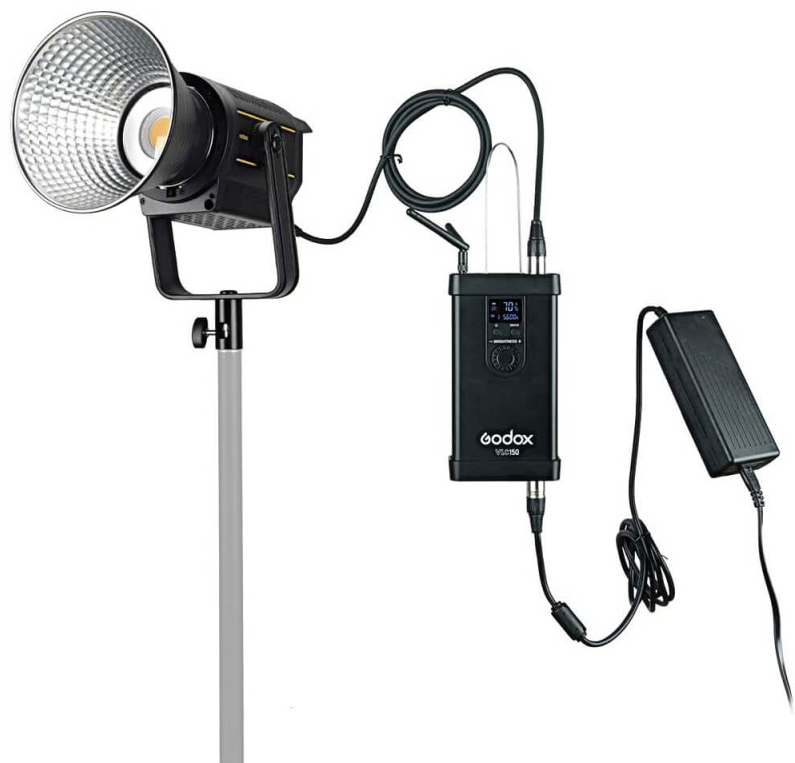 Professionelles Licht-Setup mit Scheinwerfer, Ständer, Steuereinheit und Netzteil. Schwarz und Silber.