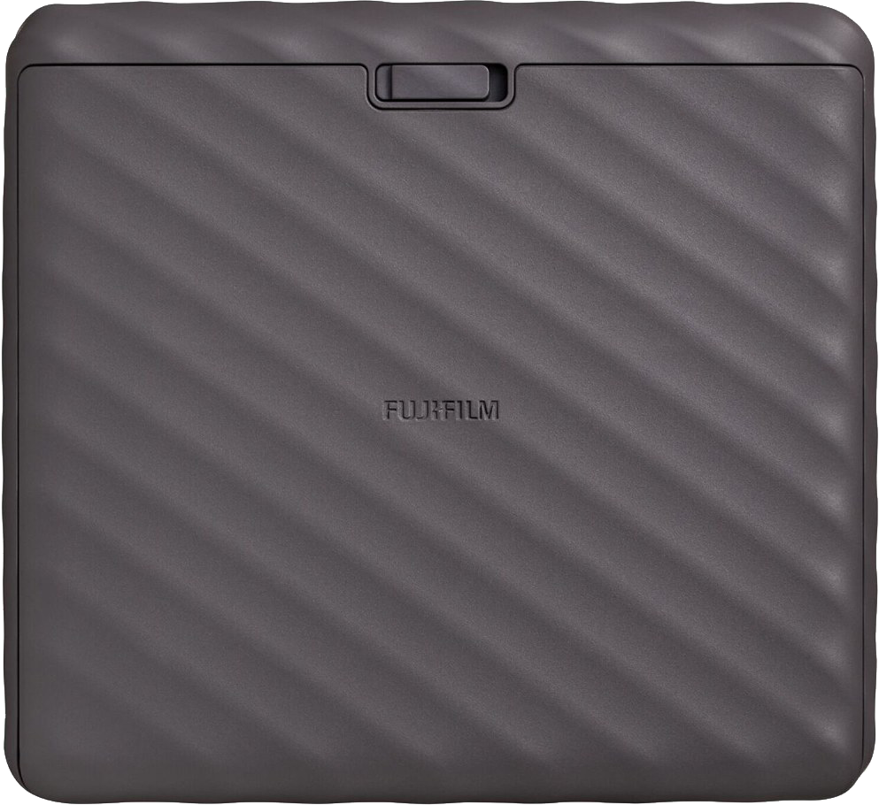 Egy zárt szürke Fujifilm tok, bordázott textúrával és a Fujifilm logóval.
