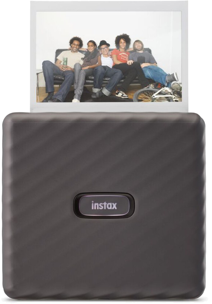 Egy fekete instax nyomtató egy csoport ember fényképével, ami éppen nyomtatás alatt áll.