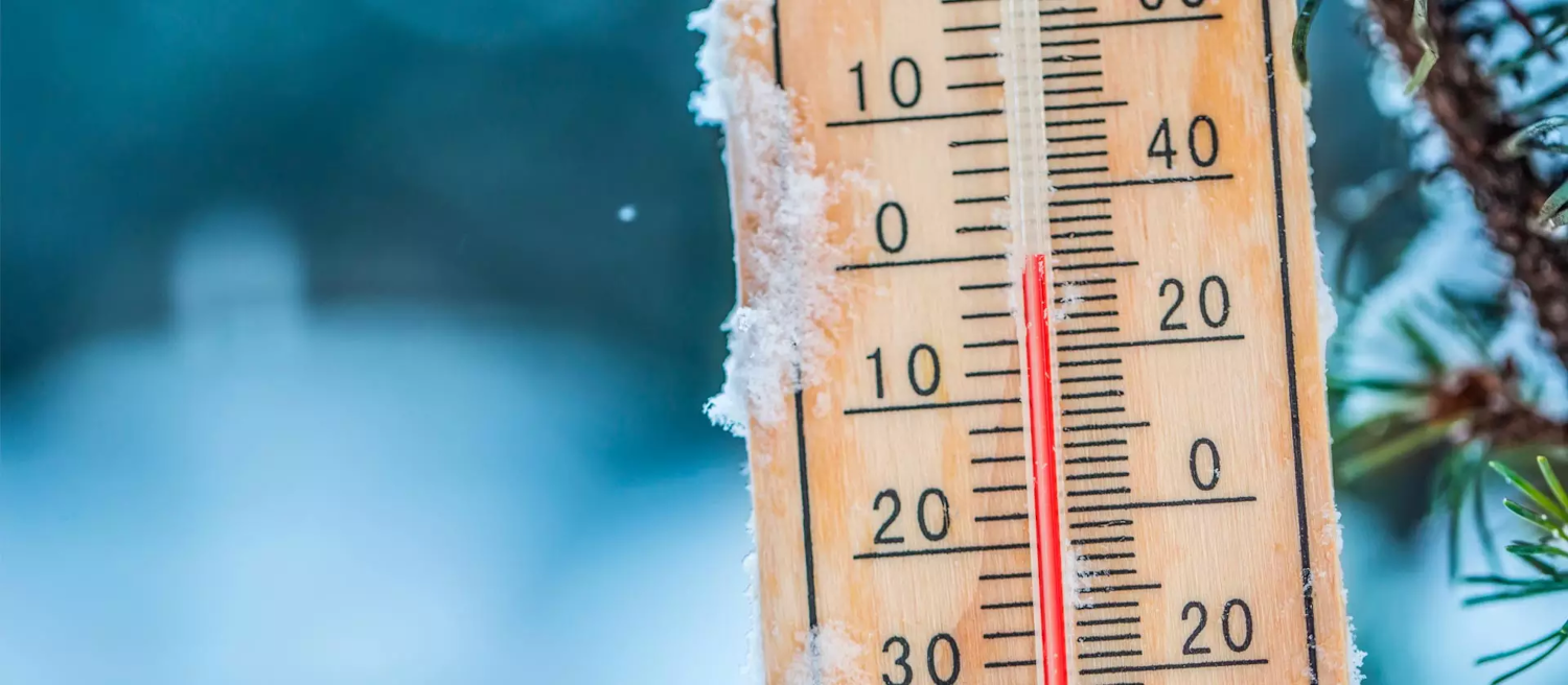 Egy fa hőmérő közelképe. -10 fokot mutat.