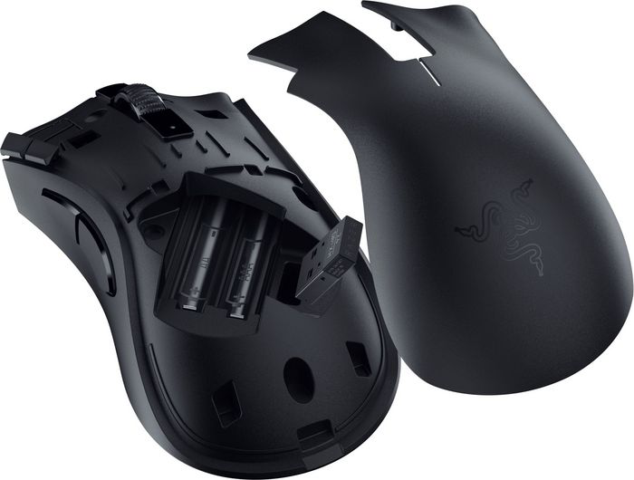 Schwarze Razer Gaming-Maus, zerlegt, zeigt Batteriefach und Empfänger. Die Oberseite ist getrennt.