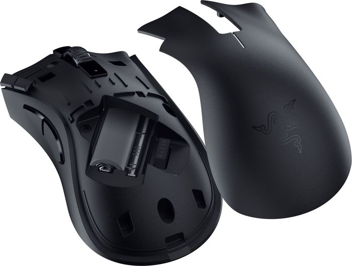 Schwarze Razer Gaming-Maus mit abgenommener oberer Abdeckung, die das Innere zeigt.