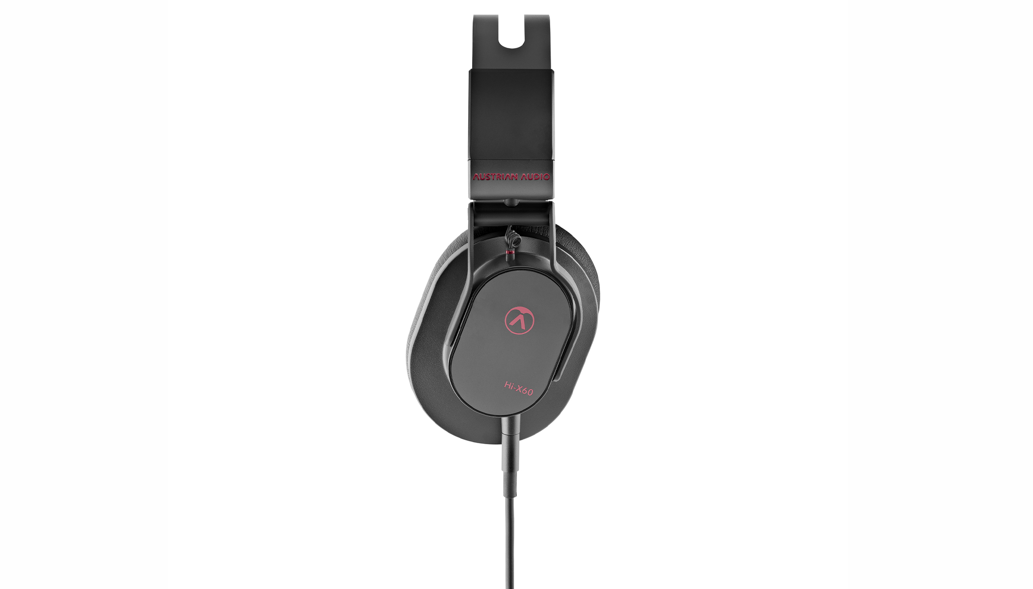 Schwarze Over-Ear-Kopfhörer mit rotem Logo. Der Markenname steht oben auf dem Kopfband.