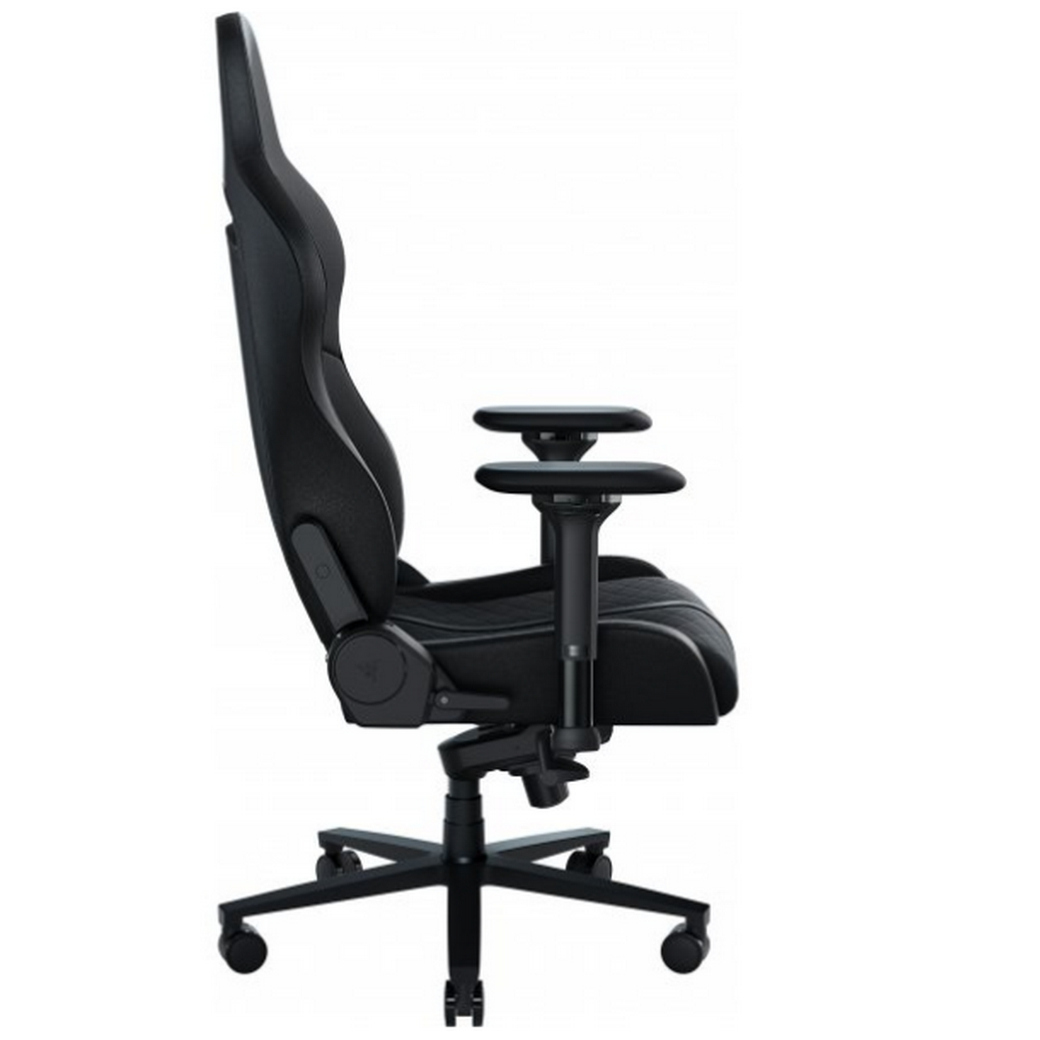 Vista de perfil de silla gaming negra. Reposabrazos, respaldo y ruedas ajustables.
