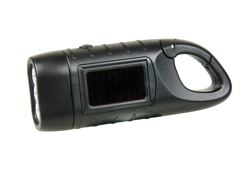 Schwarze Taschenlampe mit Solarpanel und Griff. Isoliert auf weißem Hintergrund.