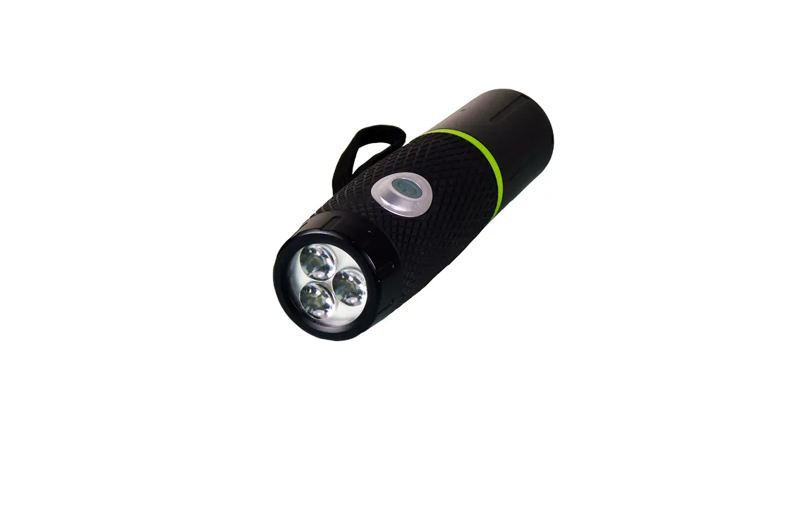 Schwarze Taschenlampe mit drei LEDs und grünem Akzent. Die Taschenlampe befindet sich auf weißem Hintergrund.