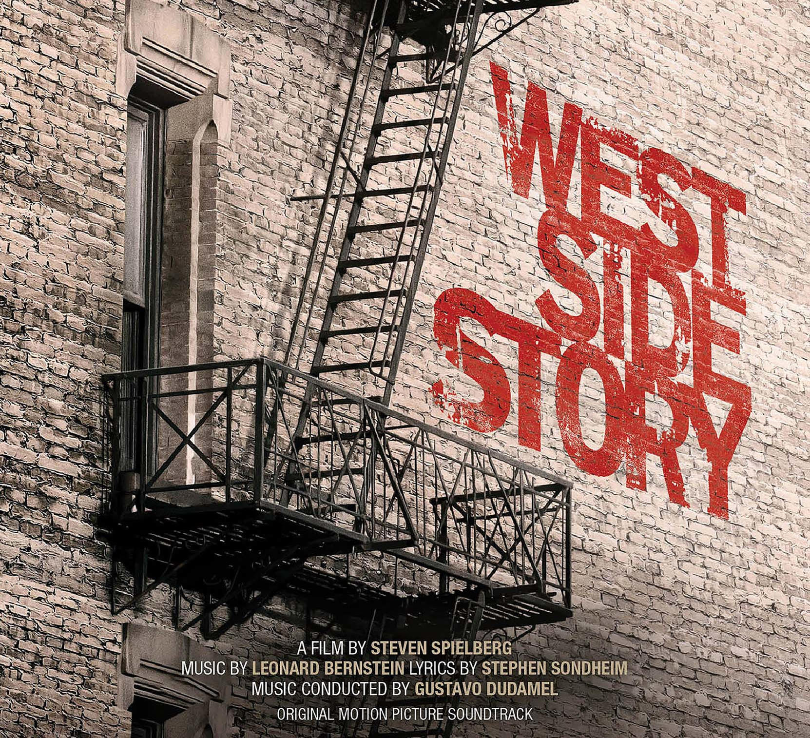 A West Side Story filmplakátja a téglafalon. Tűzlépcsővel és nagy piros szöveggel.