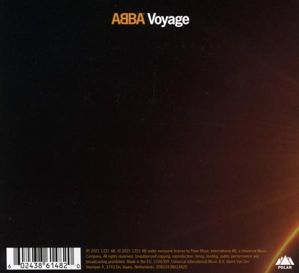 De achterkant van het ABBA Voyage album is donkergeel-oranje met witte tekst en een barcode.