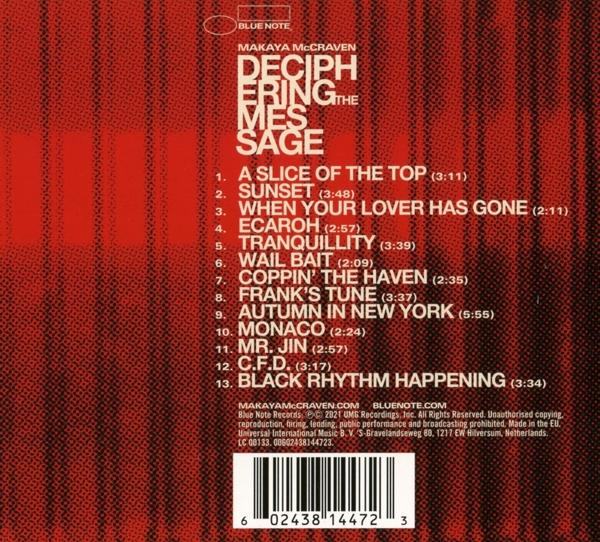 Albumcover. Roter Hintergrund mit weißem Text. Albumtitel: Deciphering The Message. Künstler: Makaya McCraven.