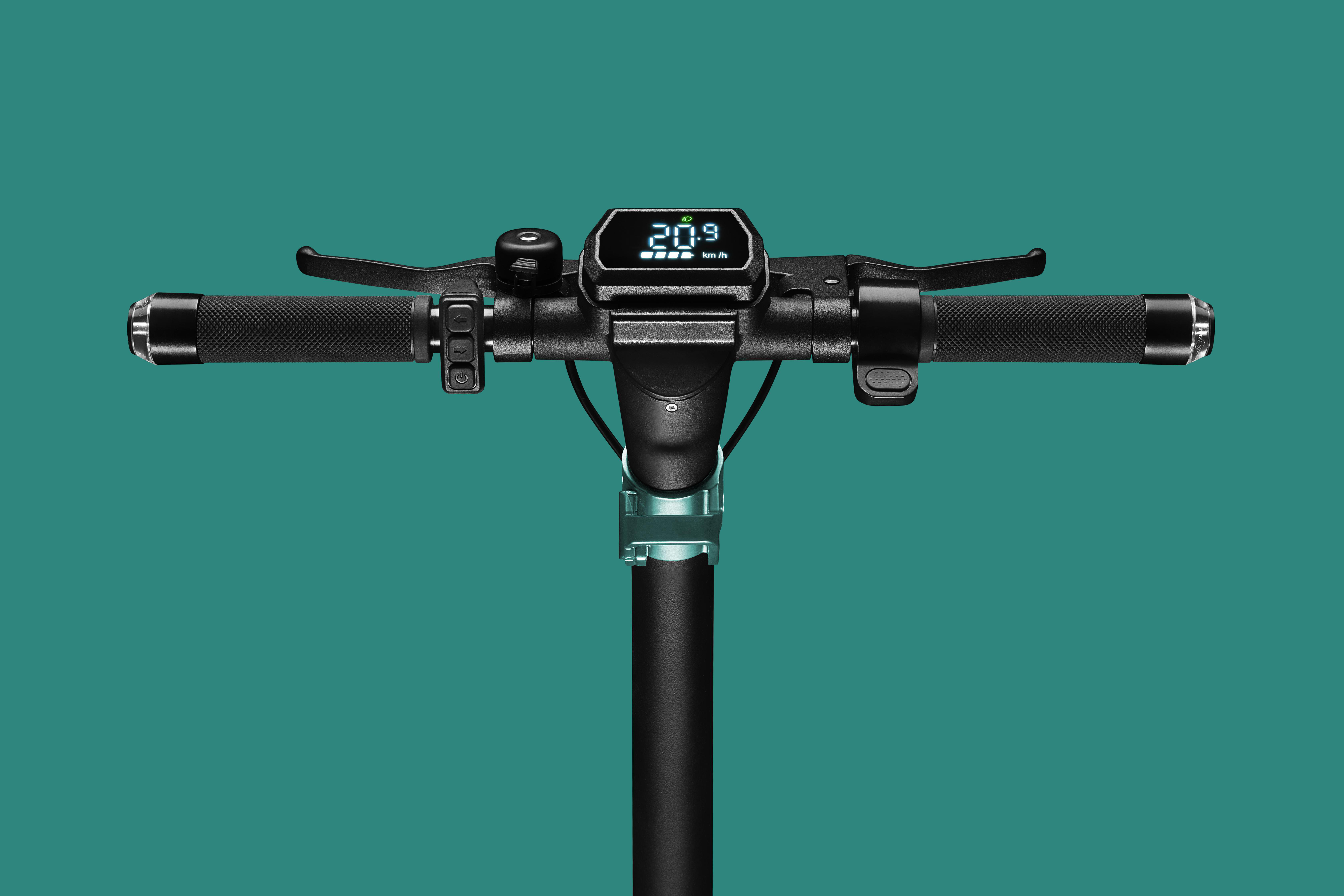 Lenker eines E-Scooters, mit Digitalanzeige 20,9 km/h, vor tealfarbenem Hintergrund.
