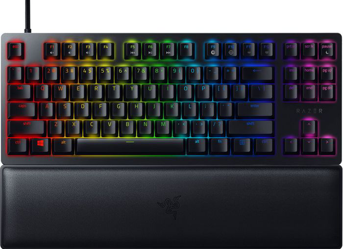 Schwarze Razer-Tastatur mit Regenbogen-Tasten, Handballenauflage und schwarzem Kabel.
