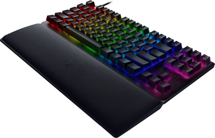 Eine schwarze Gaming-Tastatur mit RGB-Beleuchtung und Handballenauflage. Sie hat schwarze Tasten.